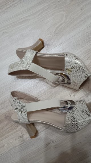 Sandalias nuevas de tacón doradas