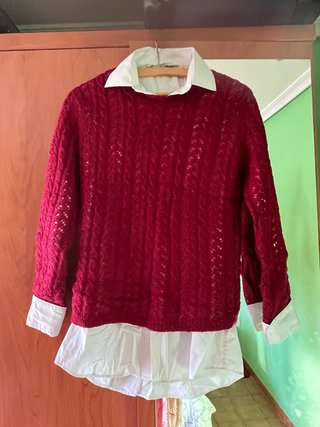 Jersey Rojo con Cuello y Puños Blancos