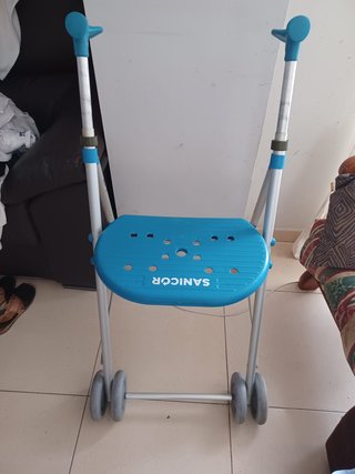 Andador SANICOR 4 ruedas casi nuevo