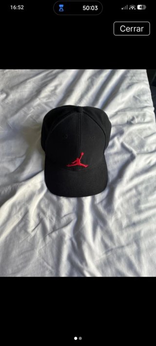 Gorra Jordan Negra con Logo Rojo