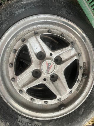 4 Llantas de Aleación TARGA con Neumáticos