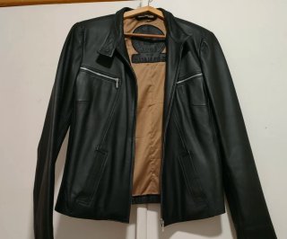 Chaqueta de piel negra