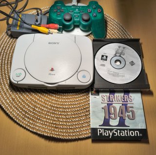 Console PSone + Controller + Strikers 1945 II