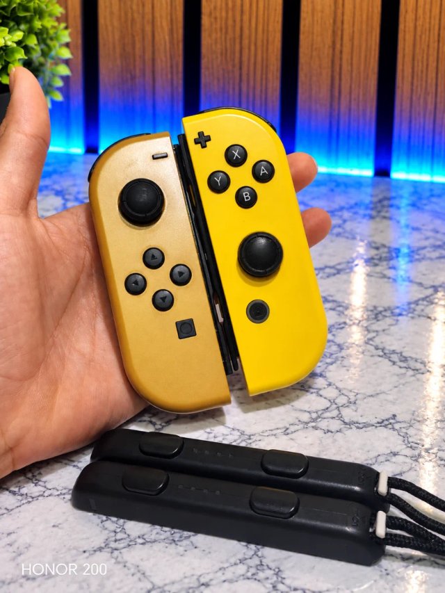 Joy-Cons edizione Let's Go Pikachu per Nintendo Switch