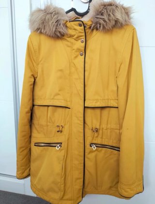 Cazadora Zara Amarilla con Capucha