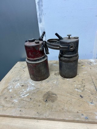 Carburero antiguo de metal
