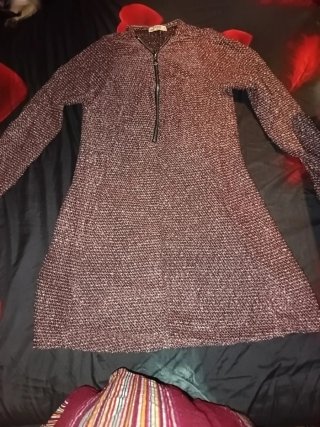 Vestido con cremallera y tejido brillante