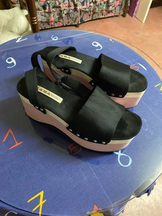 Sandalias Zara plataforma negras y rosas