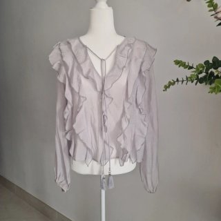 Blusa Gris Pastel con Volantes. Talla M