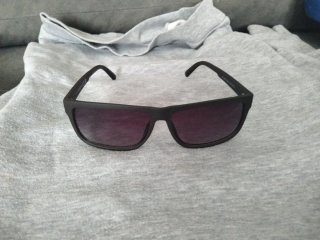Gafas de sol negras y gris