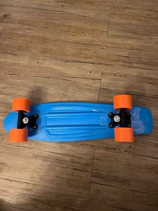 Monopatín tipo Penny azul y naranja