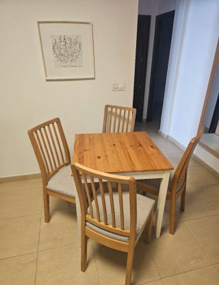 Mesa de comedor con 4 sillas