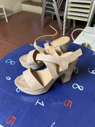 Zapatos de tacón beige
