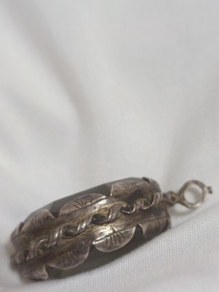 Colgante relicario antiguo