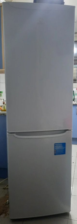Nevera blanca Indesit. Venta en persona.