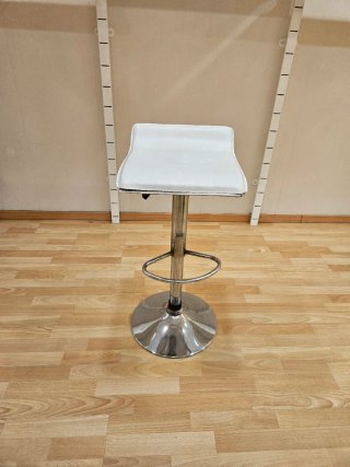 Taburete alto blanco y plateado