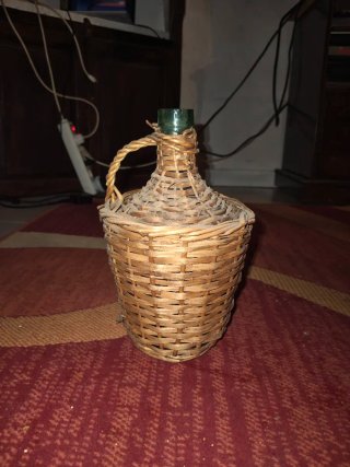 Jarra de Vidrio con Revestimiento de Mimbre