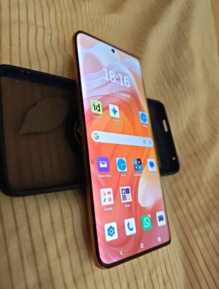 Motorola Edge 50 Ultra 1TB di colore arancione