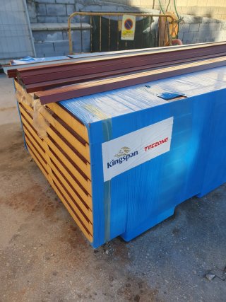 Panel de cubierta Kingspan Teczone TZ-C 60 PIR ROJ