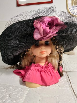 Cappello elegante nero con velo e fiore