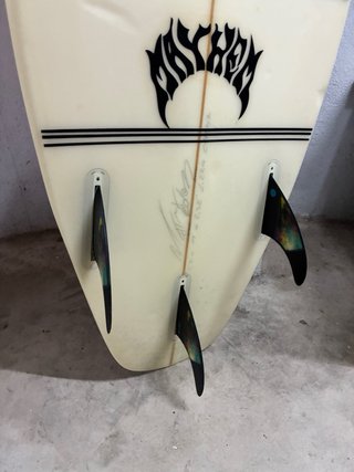 Tabla de surf LOST Mayhem + quillas FCS + funda