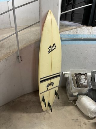Tabla de surf LOST Mayhem + quillas FCS + funda