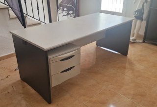 Mesa de oficina con cajonera