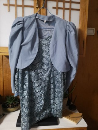 Vestido de fiesta azul con encaje