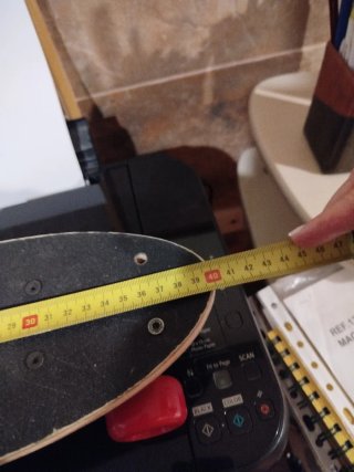 Monopatín pequeño con ruedas rojas