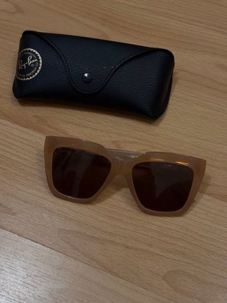 Gafas de Sol con Patillas Doradas + Funda Ray-Ban