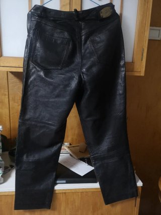 Pantalón de piel negro y marrón