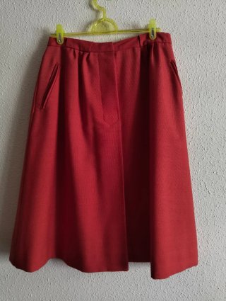 Falda Roja de Tejido Grueso