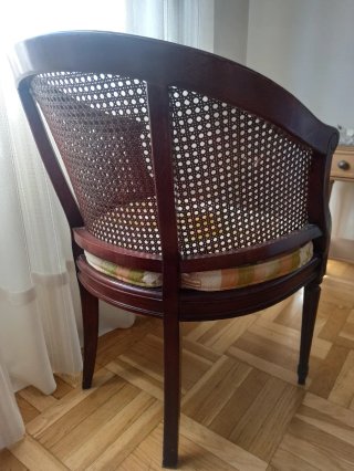 Butaca de madera con rejilla
