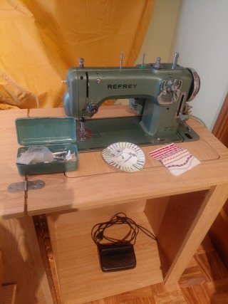 Máquina de coser Refrey 427 VZ