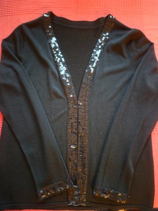 Chaqueta de hilo negra con lentejuelas de Zara.