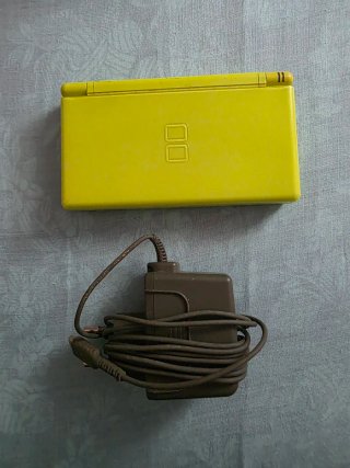 Nintendo DS Lite Amarilla + Cargador