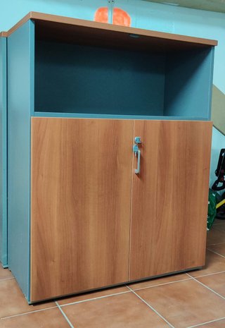 Armario de oficina con puertas y llaves
