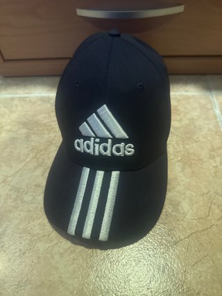 Gorra Adidas Negra y Plateada