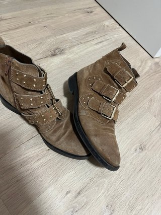 Botines Marrones con Hebillas y Tachuelas