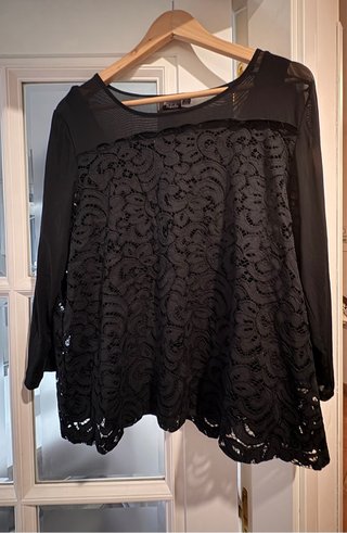 Camisa negra con encaje y transparencias