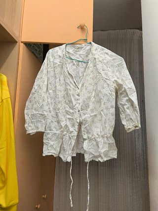 Blusa blanca con estampado floral