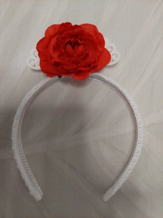 Diadema flamenca bebe flor roja