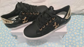 Zapatillas Negras Acolchadas con Detalles Oro