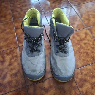 Zapatos de seguridad Deltaplus grises y amarillos