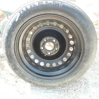 Rueda de repuesto Pirelli con llanta