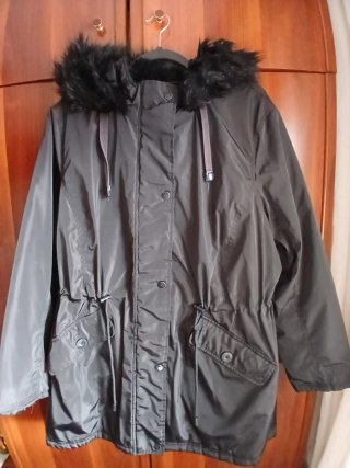 Abrigo negro con capucha y pelo