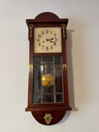 Reloj de pared antiguo con péndulo