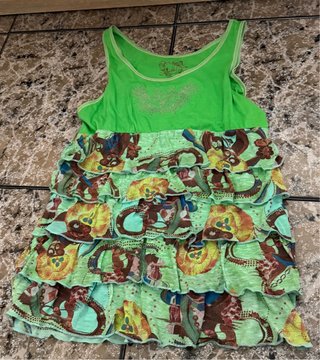 Camiseta de mujer verde con volantes