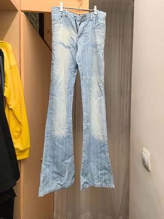 Pantalones vaqueros de corte acampanado