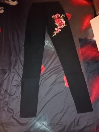 Pantalones negros con bordado de flores